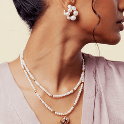 Modelo Colar Dourado de Perolas Naturais com Detalhes Dourados - CO06010222DOPB